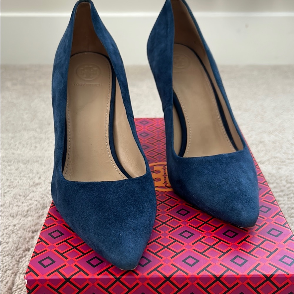 Tory Burch  Elegant Royal Navy  Suede Pumps